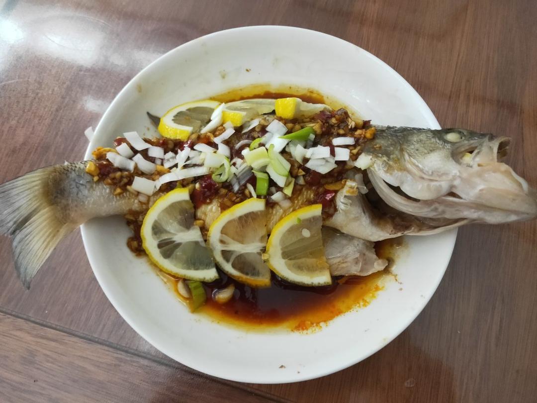 柠檬蒸鲈鱼