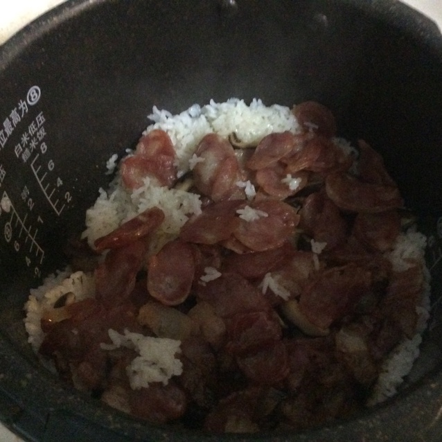 广式腊味煲仔饭