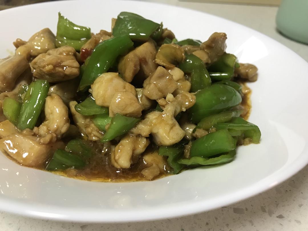 厨师长教你：“青椒炒鸡丁”的家常做法，开胃又下饭，味道很赞