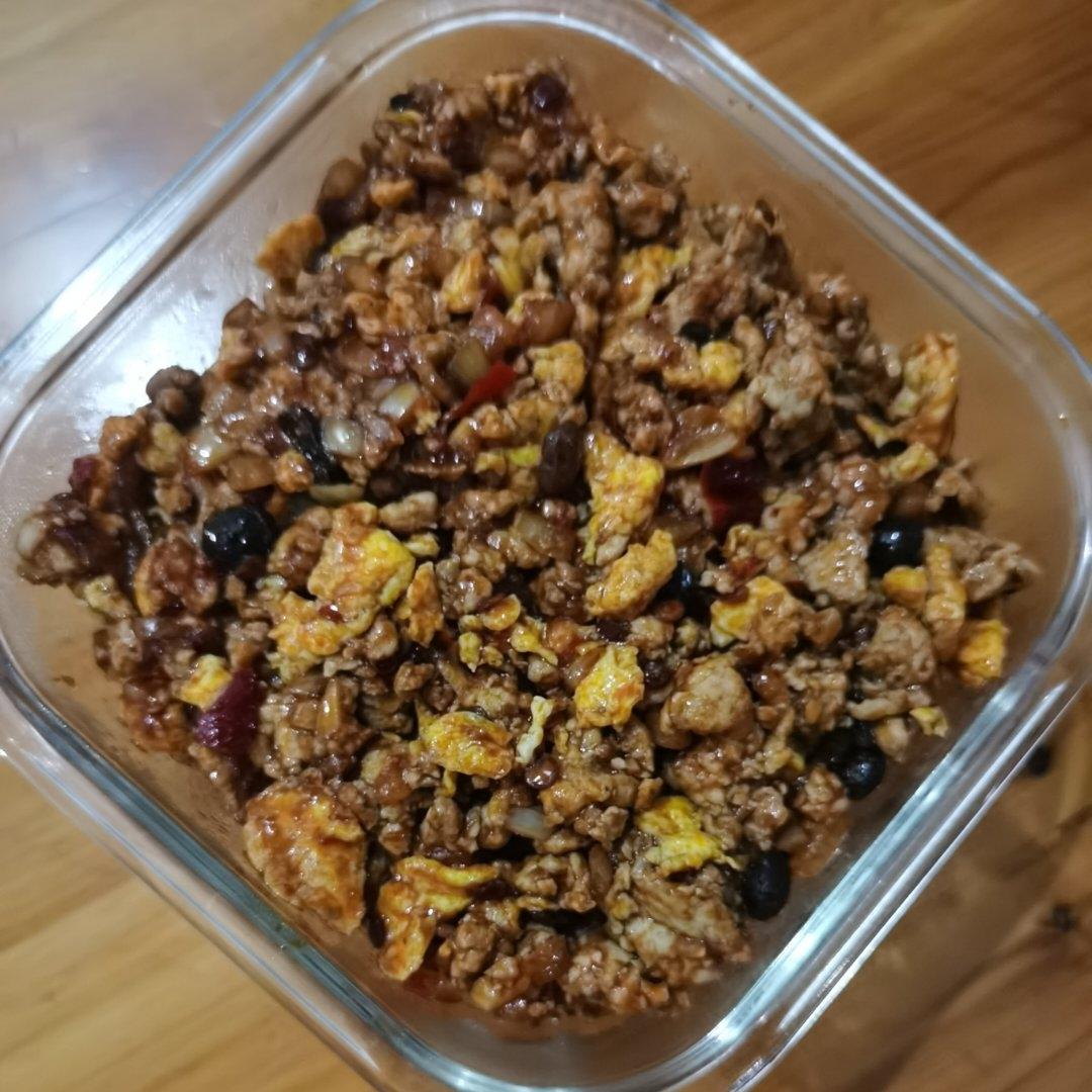 拌面条的鸡蛋肉酱
