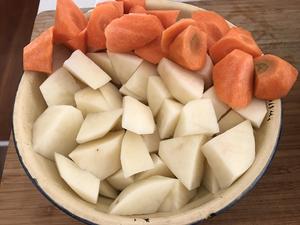 海带胡萝卜土豆粉条白菜炖牛肉的做法 步骤6