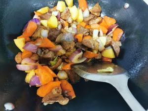 羊肉炖胡萝卜土豆洋葱，这一锅出来非常下饭的做法 步骤5