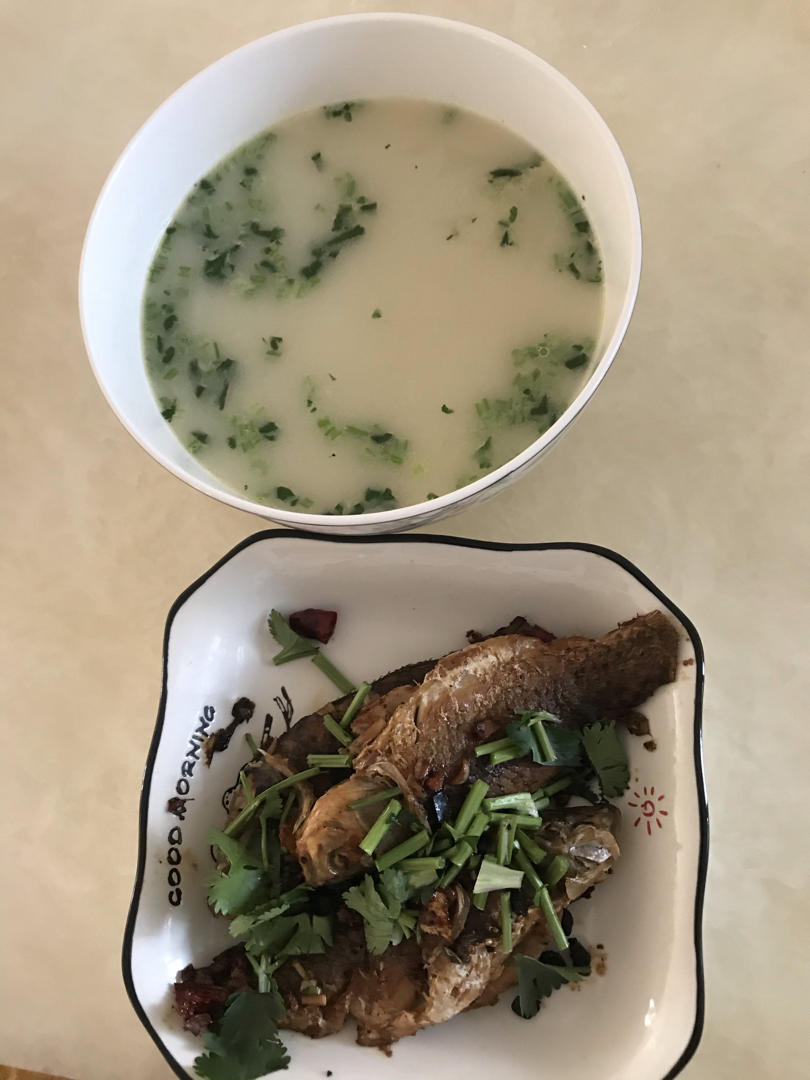 清炖鲫鱼汤 三个关键步骤让你轻松炖出汤浓味鲜色白似奶的鲫鱼汤