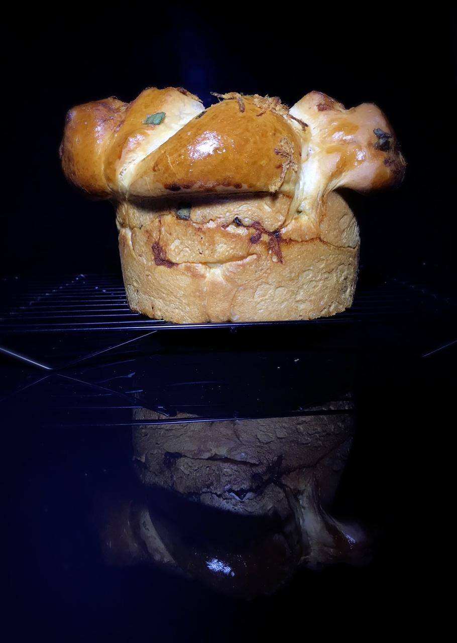 咸蛋黄培根葱香手撕包-香的没道理