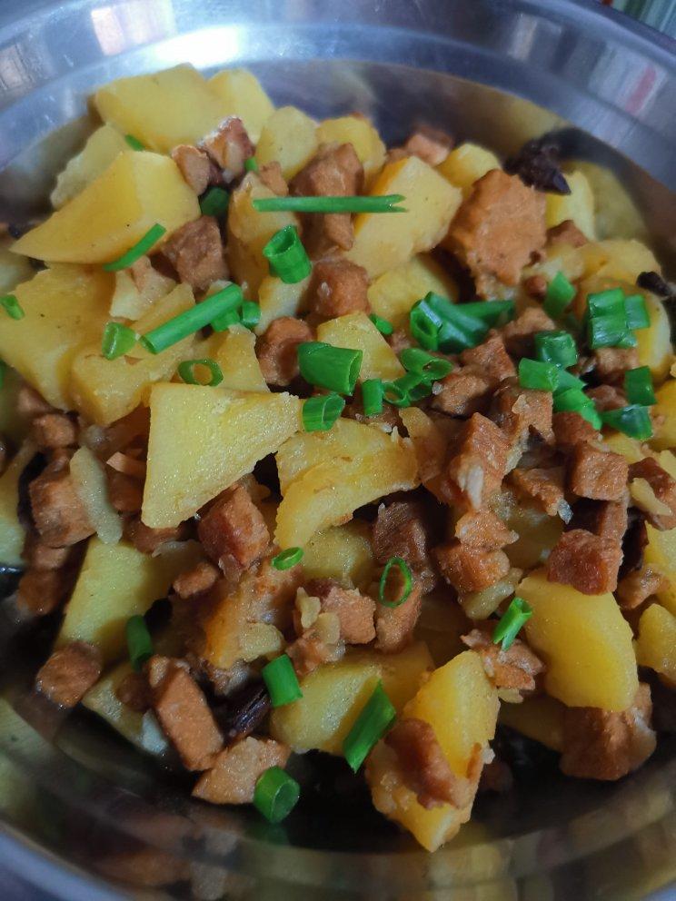 五花肉炖的土豆