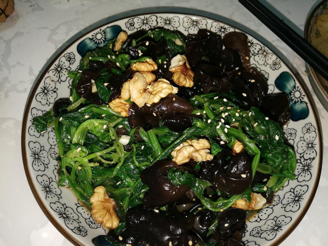 果仁菠菜拌木耳