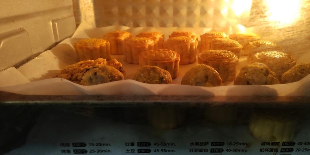 咸蛋黄肉松海苔月饼