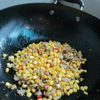 玉米粒炒肉未的做法 步骤4
