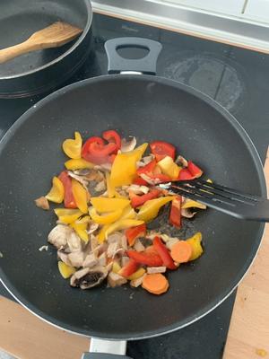 黄红椒胡萝卜香菇炒蛋（可加肠和肉丸）的做法 步骤3