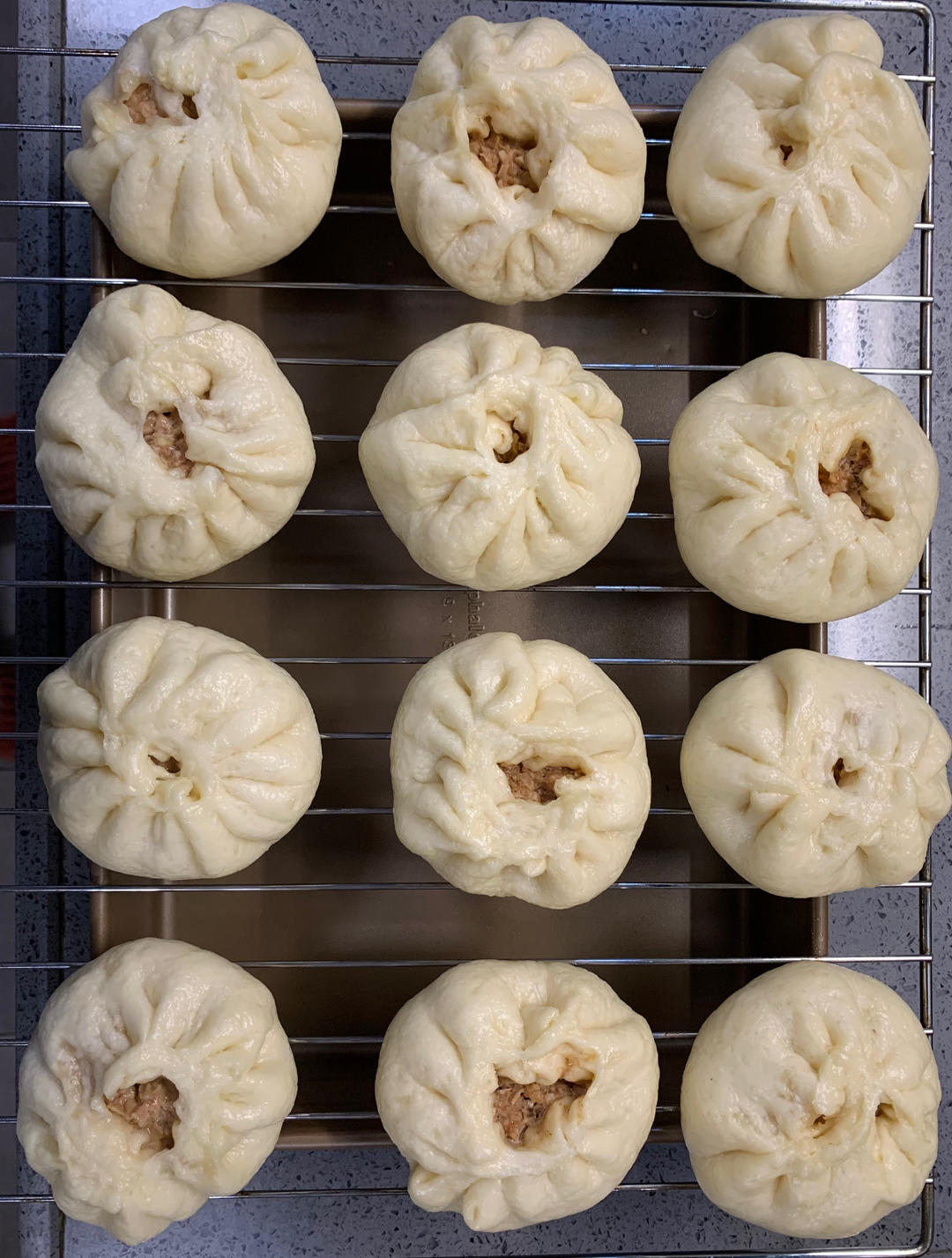 松软多汁的肉包子