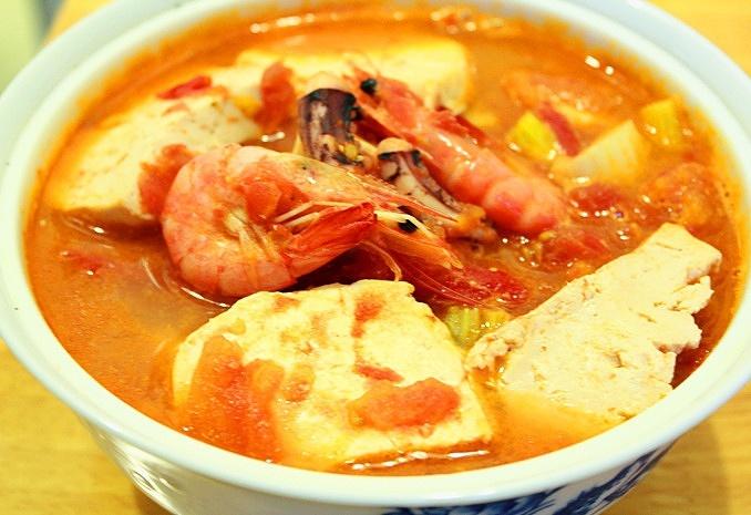 番茄海鲜酸辣汤的做法
