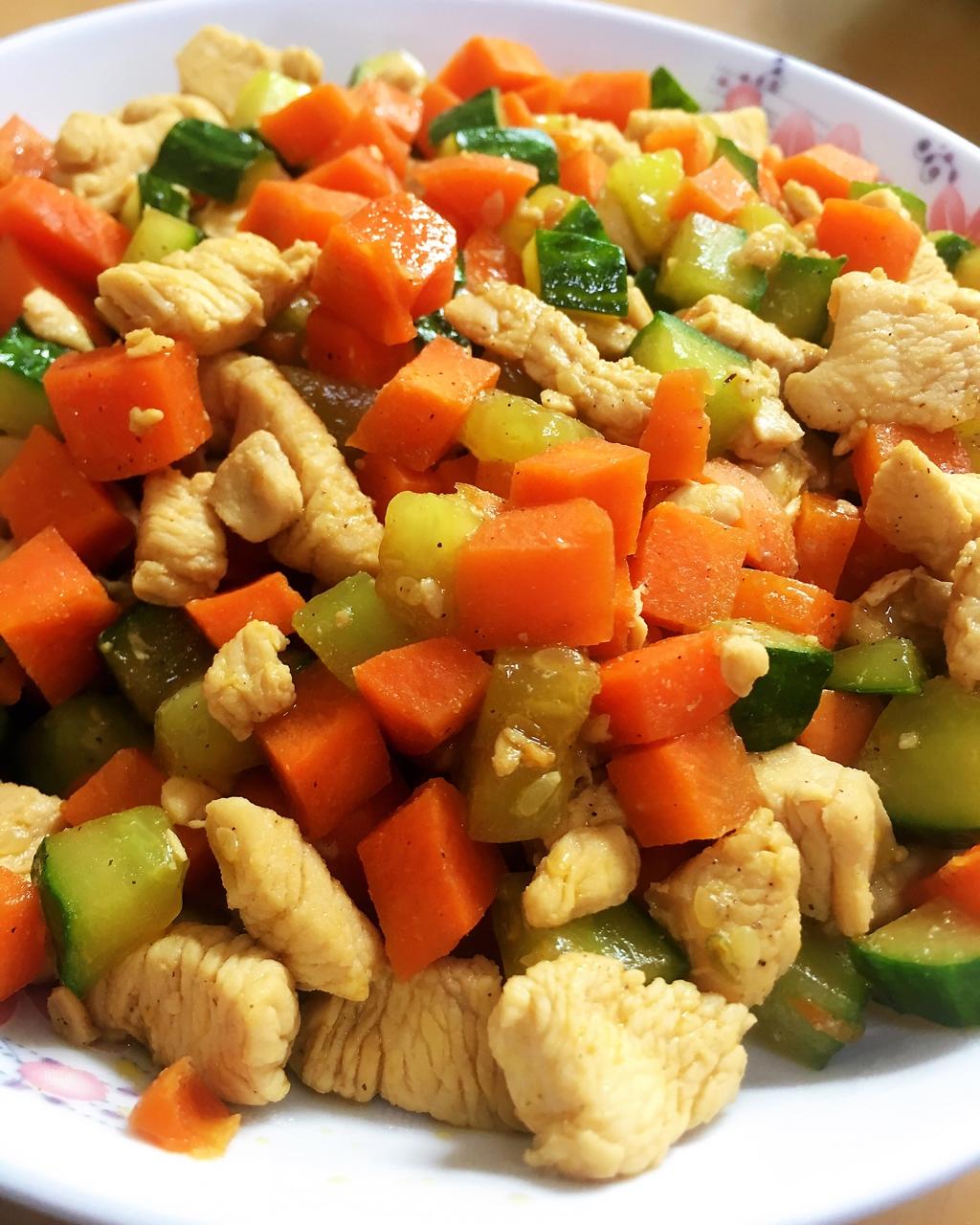 ﹏1sy做的胡萝卜黄瓜鸡胸肉