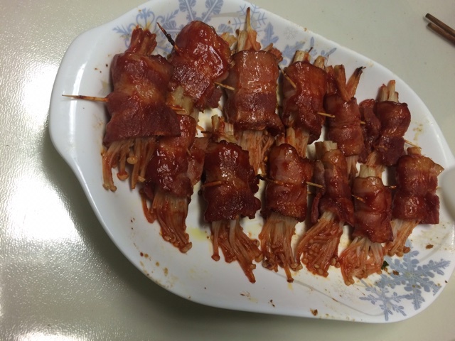 酱烤金针菇培根卷
