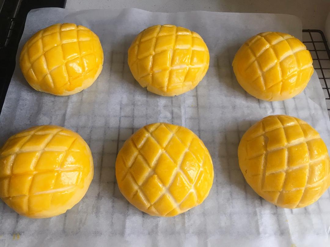 好吃到炸裂的港式菠萝包（附带制作酥皮的小视频）