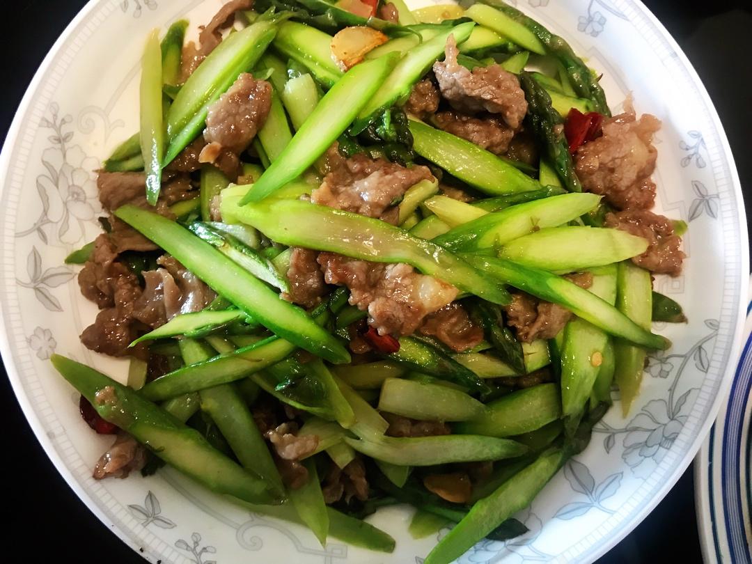 黑椒牛肉炒芦笋