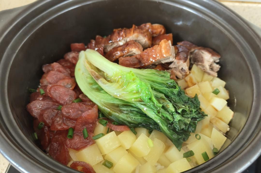 腊味煲仔饭，20分钟饭菜同出