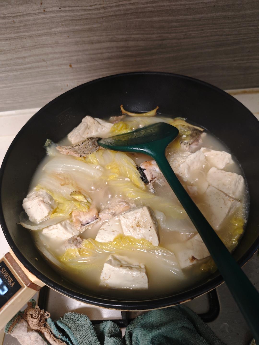 鱼头白菜豆腐汤