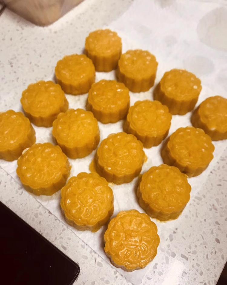 健康美味不上火、老少皆宜的蒸黄金冰皮南瓜月饼&附不需模具南瓜饼🎃压花视频
