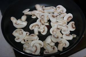 法式豆浆蘑菇浓汤的做法 步骤4