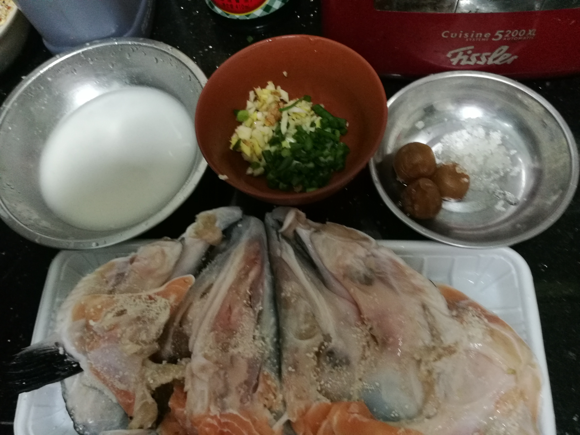 酸梅三文鱼头🍅汤的做法 步骤1