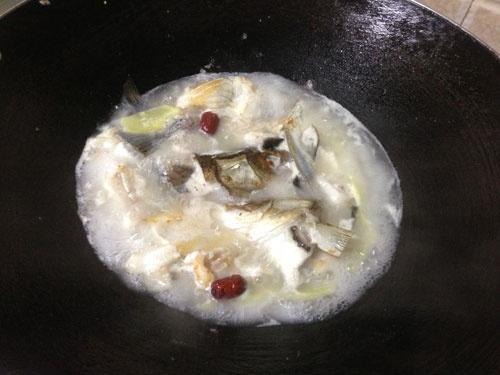 豆浆浸鱼的做法 步骤3
