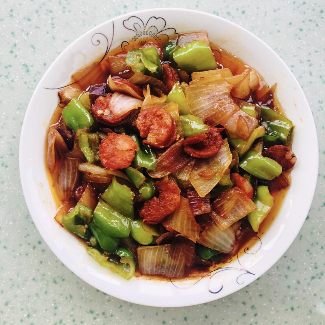 洋葱尖椒炒香肠