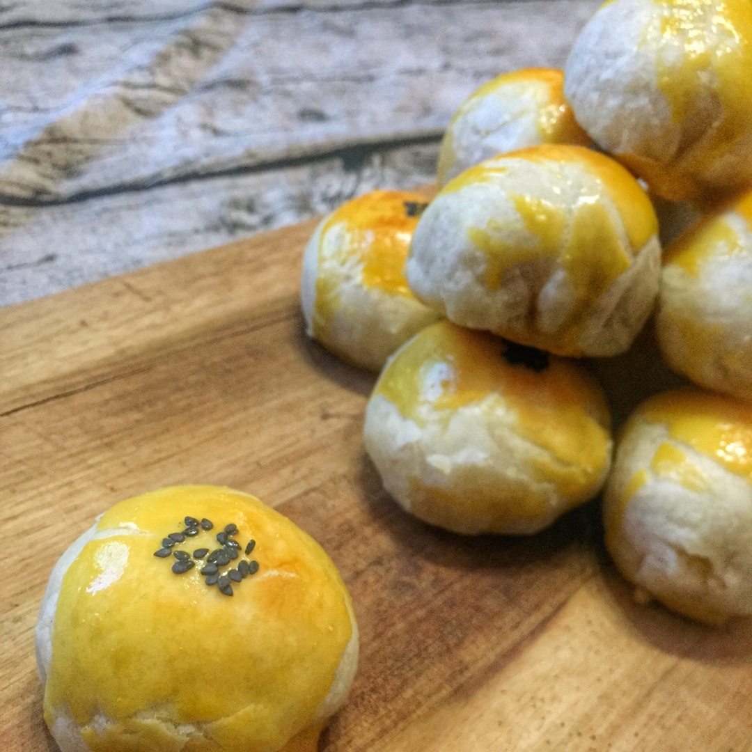 蛋黄酥 Danhuangsu