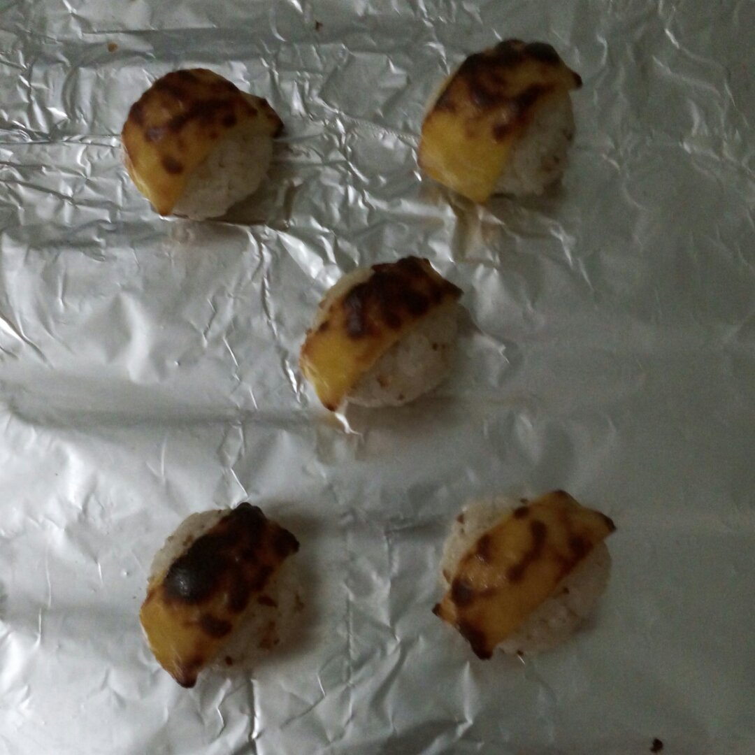 奶酪片烤饭团。