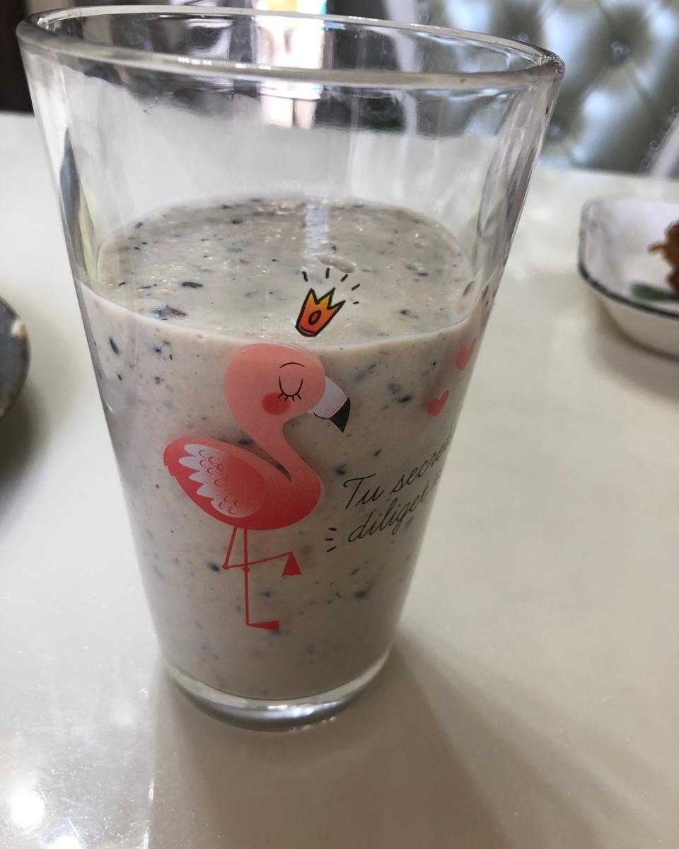 香蕉麦片黑芝麻奶昔