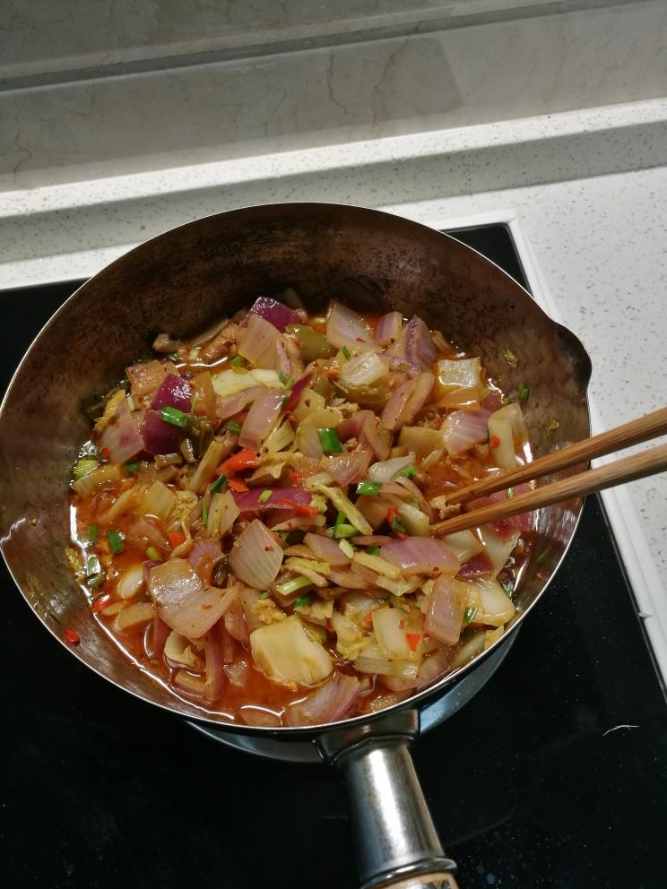 有点辣的洋葱烩白菜的做法
