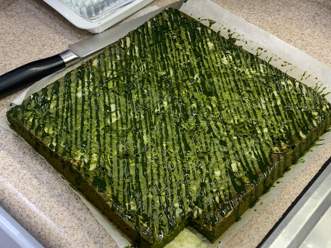 抹茶白巧布朗尼，浓郁抹茶香味，甜蜜白巧克力，蛋糕般松软。