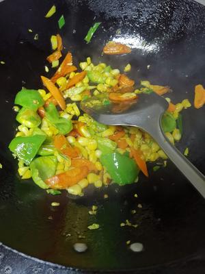 家常小炒之胡萝卜玉米粒炒虾仁的做法 步骤2