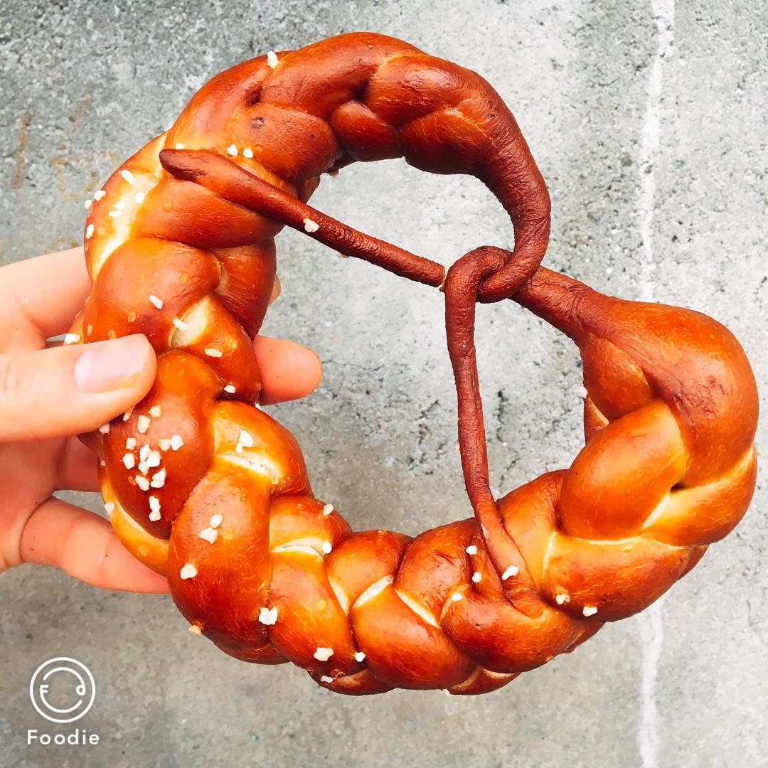 薄荷味的八尾猫做的德国碱水面包~普雷节,扭结面包