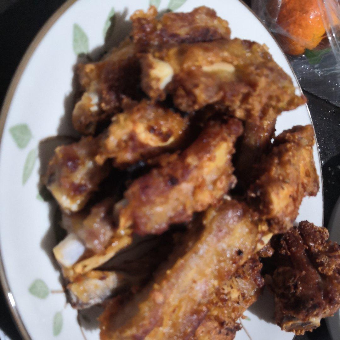 我家排骨从不红烧，加一些大蒜，出锅香喷喷，孩子吃完舔手指