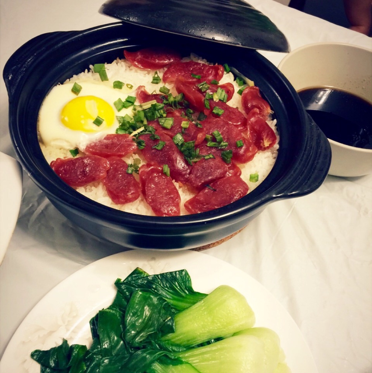 广式腊味煲仔饭