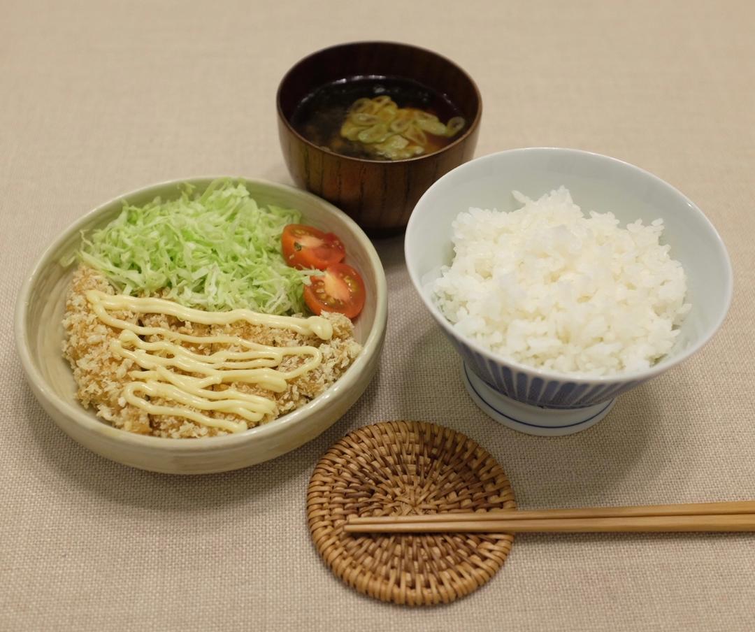 日式猪排饭配味噌汤