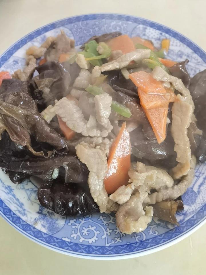胡萝卜木耳炒肉丝