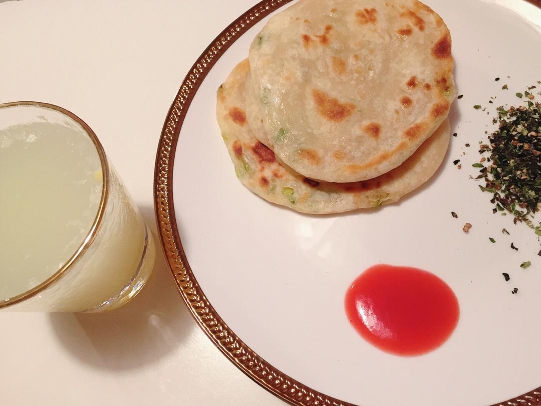 葱油饼（面粉吸水量不一样、水慢慢加）