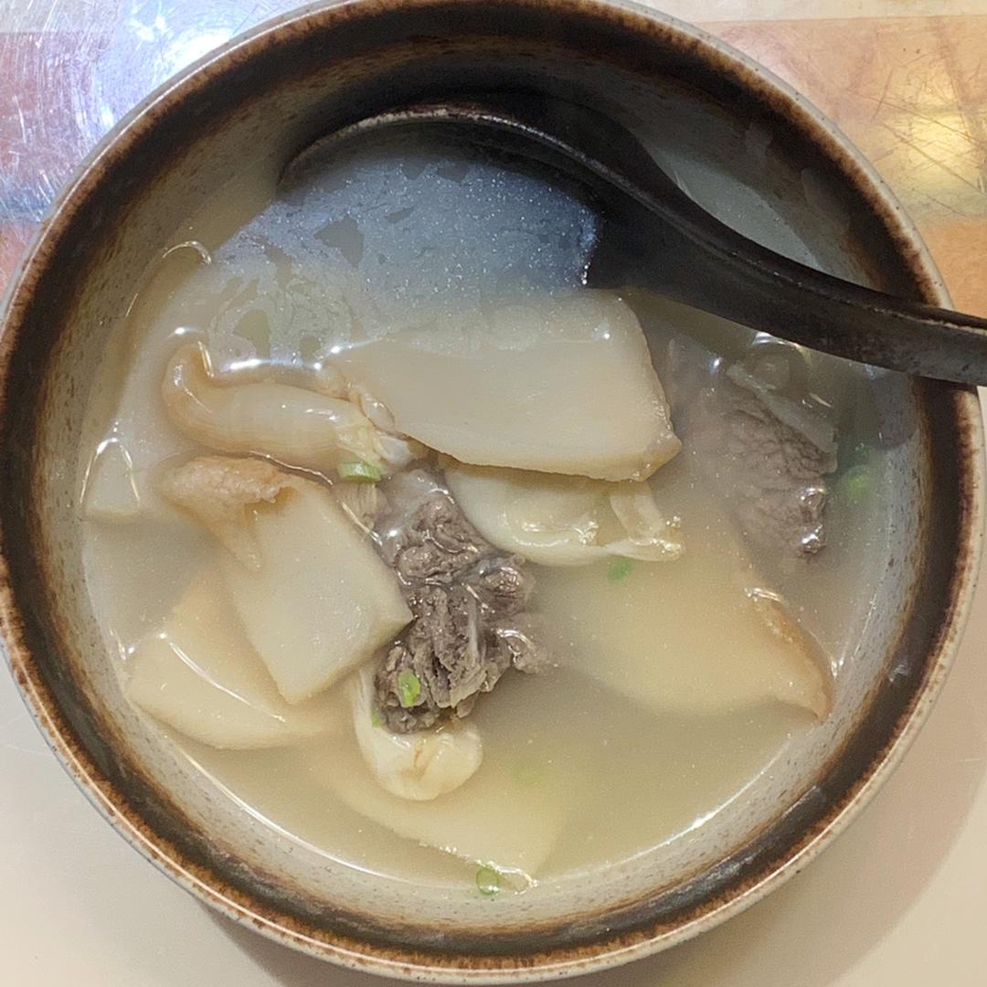 响螺片瘦肉炖花胶汤