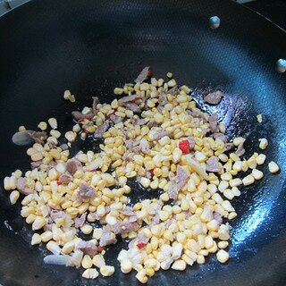玉米粒炒肉未的做法 步骤3