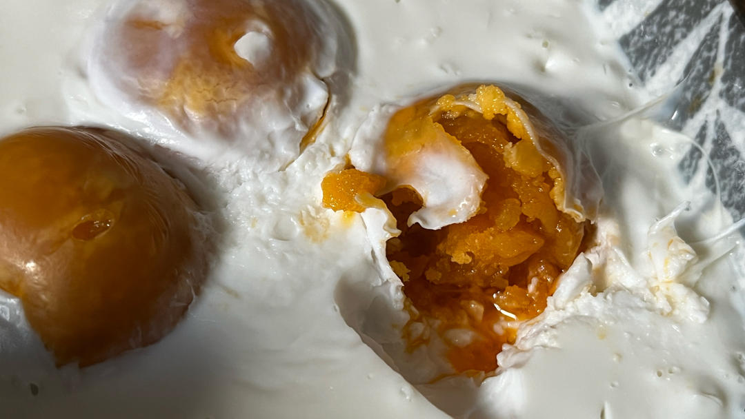 流油起沙的咸鸭蛋