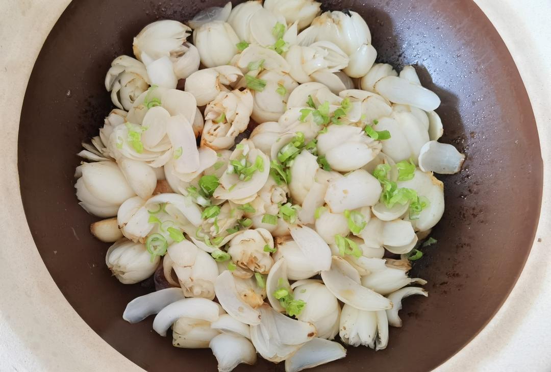 这菜酒店🏨调料复杂，重油重口味😕，入口很油腻😩，还盖掉了😒百合自身的清甜味，家烧“慢火🔥焗百合”，入口👄清清爽爽，粉粉😙糯糯，清香甘甜😋，源滋源味⭐🌟✨