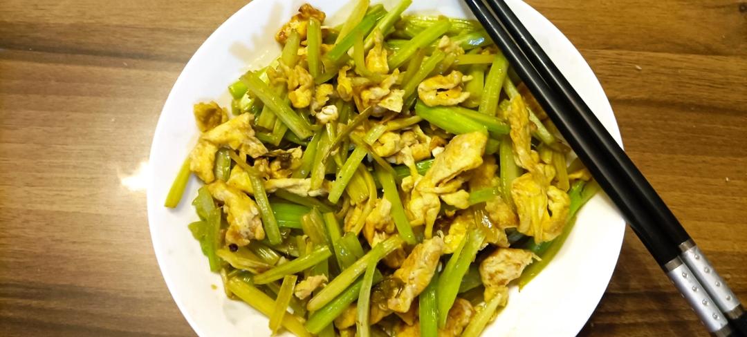 芹菜炒鸡蛋
