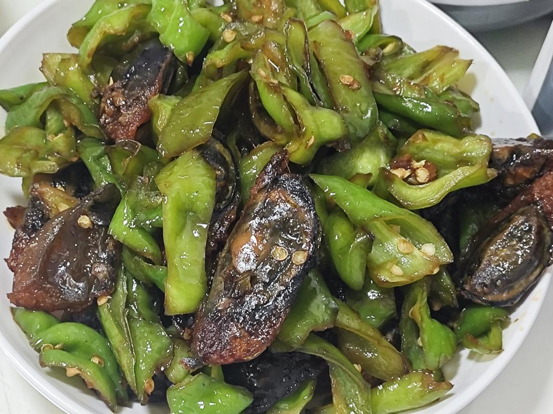 青椒炒皮蛋（无敌下饭好吃）