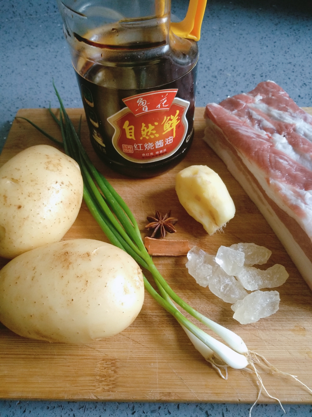 简单易学的土豆烧肉的做法 步骤1