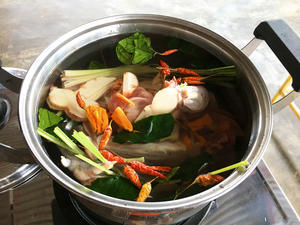 泰国北方菜系︱酸辣鸡汤的做法 步骤3