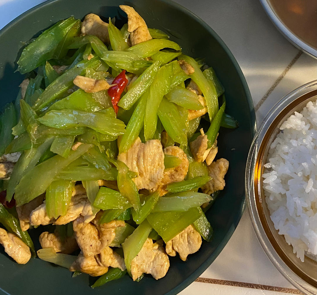 有点费米饭的芹菜炒肉