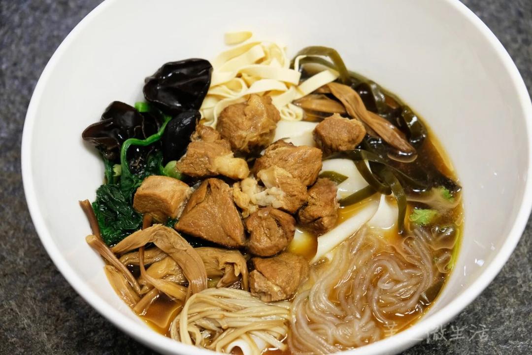 红烧羊肉烩面 香浓健康 一碗下肚暖到心底