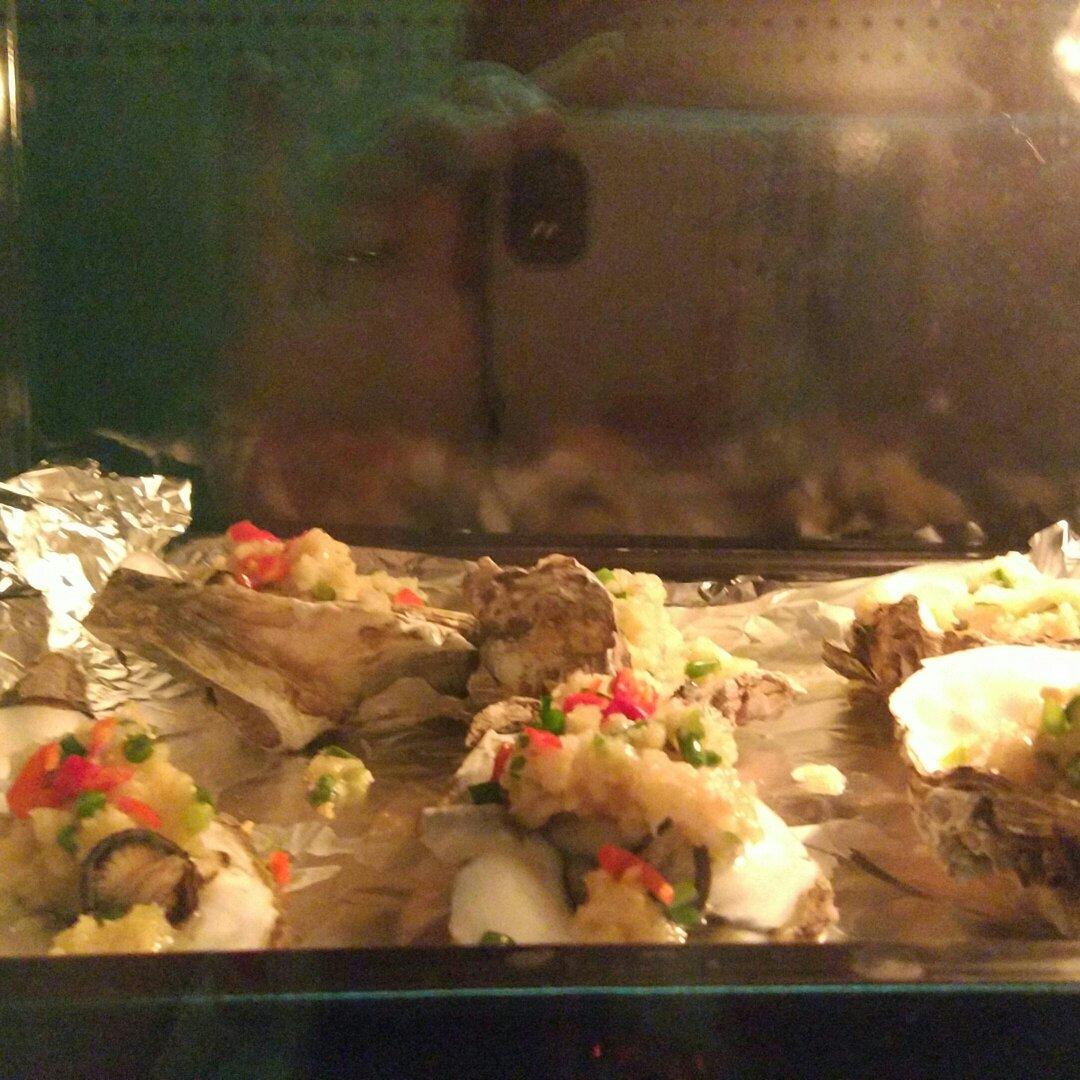 烤生蚝 生蚝好吃关键是蒜茸做得好