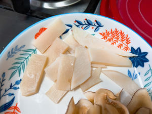 响螺片海底椰胡萝卜汤的做法 步骤2